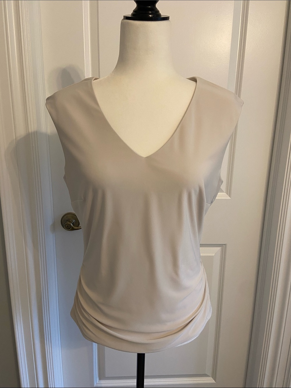 Frank Lyman Design Elegant Sleeveless V-Neck Blouse in Light Beige. Size US8.